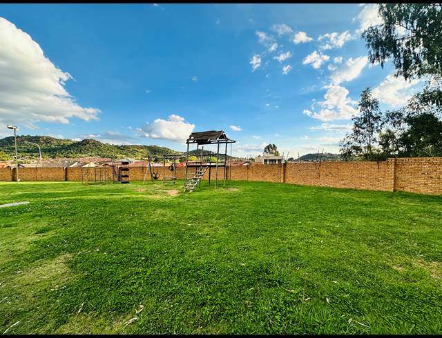 2 BEDROOM TOWNHOUSE FOR SALE IN MEREDALE